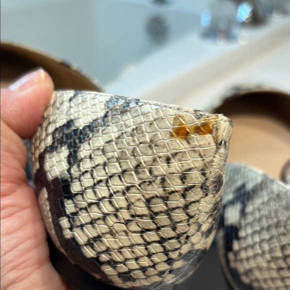 Ann Taylor My Kelti Cream and Black Snake Skin Shoes in size 9. EUC - Picture 10 of 10